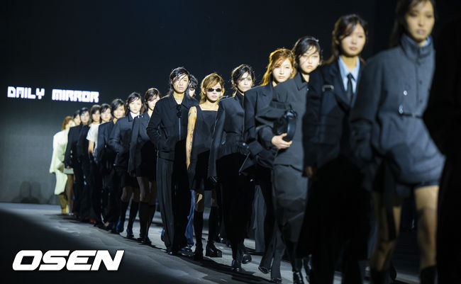 [OSEN=박준형 기자] 5일 서울 동대문디자인플라자(DDP)에서 '2026&nbsp;F/W&nbsp;서울패션위크' 데일리미러 패션쇼가 진행됐다.2026&nbsp;F/W&nbsp;서울패션위크는 오는 8일까지&nbsp;DDP를 중심으로 패션쇼(15개 브랜드), 트레이드쇼(92개 브랜드), 서울패션포럼, 시민참여 프로그램 등으로 꾸며진다.&nbsp;최준희가 모델들과 함께 캣워크를 걷고 있다.   2026.02.05 / soul1014@osen.co.kr