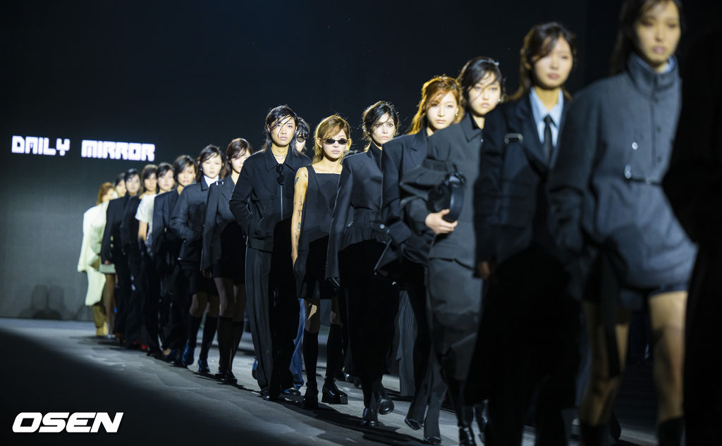 5일 서울 동대문디자인플라자(DDP)에서 '2026 F/W 서울패션위크' 데일리미러 패션쇼가 진행됐다.2026 F/W 서울패션위크는 오는 8일까지 DDP를 중심으로 패션쇼(15개 브랜드), 트레이드쇼(92개 브랜드), 서울패션포럼, 시민참여 프로그램 등으로 꾸며진다. 최준희가 모델들과 함께 캣워크를 걷고 있다.   2026.02.05 / soul1014@osen.co.kr