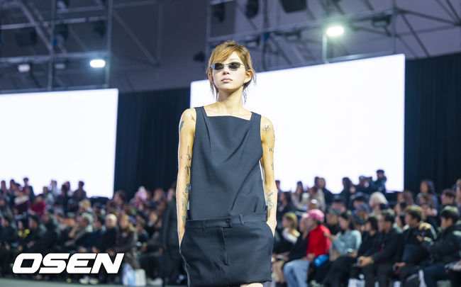 [OSEN=박준형 기자] 5일 서울 동대문디자인플라자(DDP)에서 '2026&nbsp;F/W&nbsp;서울패션위크' 데일리미러 패션쇼가 진행됐다.2026&nbsp;F/W&nbsp;서울패션위크는 오는 8일까지&nbsp;DDP를 중심으로 패션쇼(15개 브랜드), 트레이드쇼(92개 브랜드), 서울패션포럼, 시민참여 프로그램 등으로 꾸며진다.&nbsp;최준희가 런웨이를 걷고 있다.   2026.02.05 / soul1014@osen.co.kr