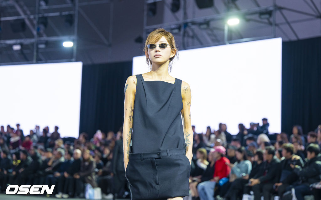 5일 서울 동대문디자인플라자(DDP)에서 '2026 F/W 서울패션위크' 데일리미러 패션쇼가 진행됐다.2026 F/W 서울패션위크는 오는 8일까지 DDP를 중심으로 패션쇼(15개 브랜드), 트레이드쇼(92개 브랜드), 서울패션포럼, 시민참여 프로그램 등으로 꾸며진다. 최준희가 런웨이를 걷고 있다.   2026.02.05 / soul1014@osen.co.kr