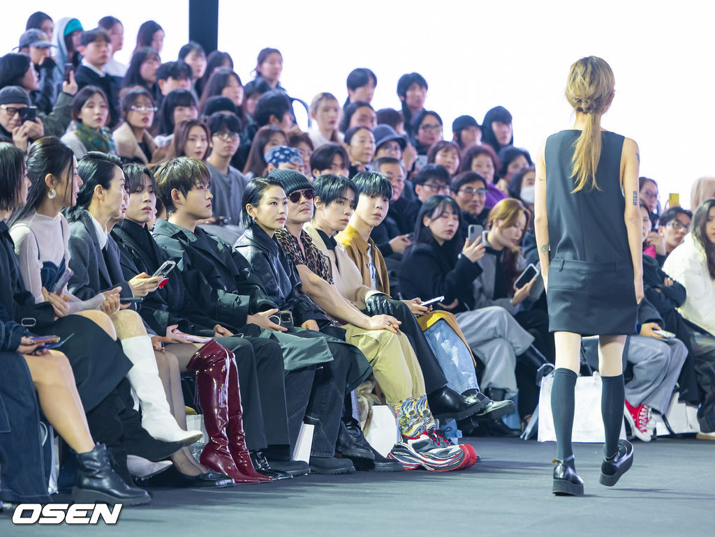 5일 서울 동대문디자인플라자(DDP)에서 '2026 F/W 서울패션위크' 데일리미러 패션쇼가 진행됐다.2026 F/W 서울패션위크는 오는 8일까지 DDP를 중심으로 패션쇼(15개 브랜드), 트레이드쇼(92개 브랜드), 서울패션포럼, 시민참여 프로그램 등으로 꾸며진다. 벤 블리스(최환희)가 최준희의 런웨이를 지켜보고 있다.    2026.02.05 / soul1014@osen.co.kr