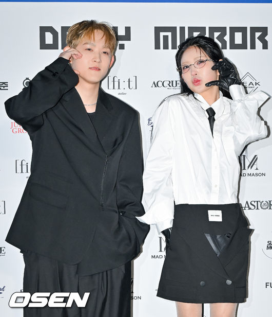 곧장 하트 포즈 취하며 귀여운 남매 케미 