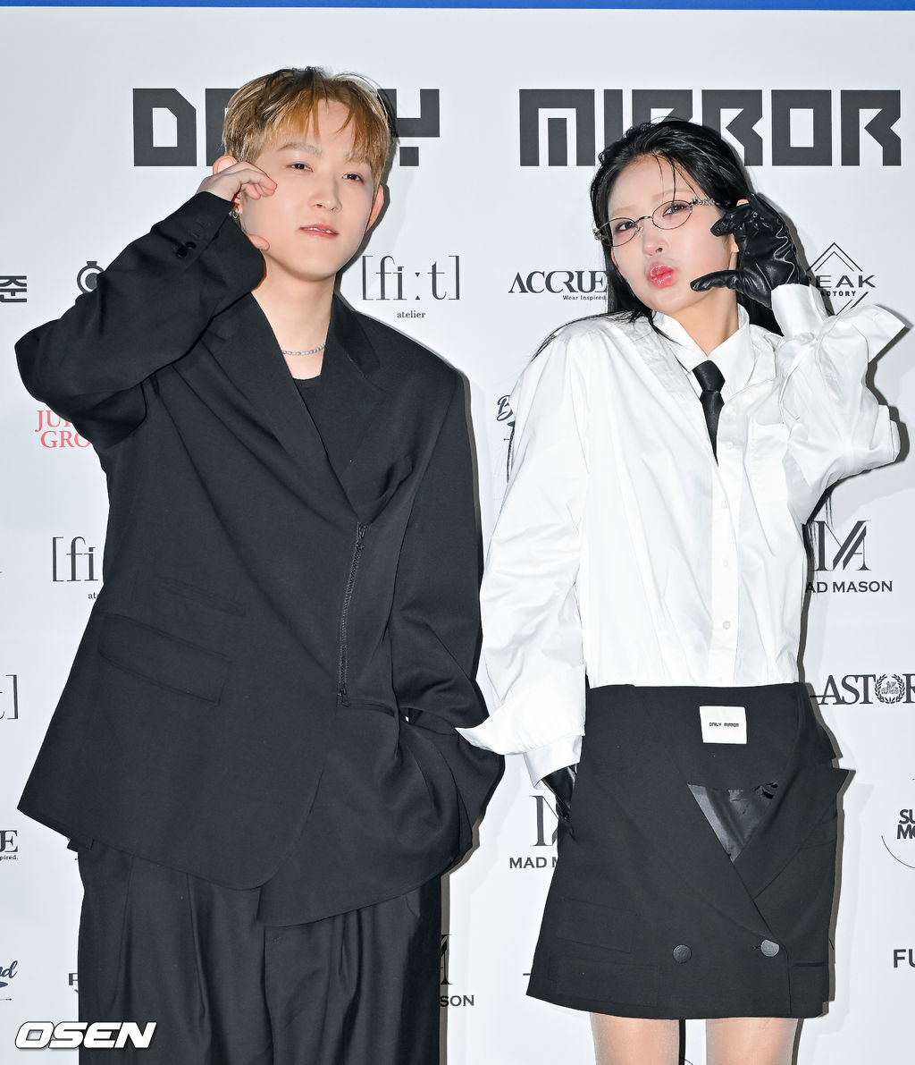 곧장 하트 포즈 취하며 귀여운 남매 케미 