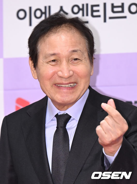 [OSNE=김성락 기자] 19일 오후 서울 강남구 논현동 엘리에나 호텔에서 ‘제43회 황금촬영상시상식이 열렸다. 배우 안성기가 취재진을 향해 포즈를 취하고 있다. 2023.10.19 / ksl0919@osen.co.kr