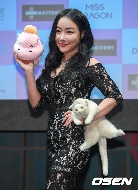 [OSEN=박준형 기자] 11일 서울 한남동 블루스퀘어에서 핑크히포 론칭행사가 진행됐다.핑크히포는 지치고 힘든 일상에 핑크빛으로 힐링을 전달해주는 캐릭터다. 팝아티스트 낸시랭이 포즈를 취하고 있다. / soul1014@osen.co.kr