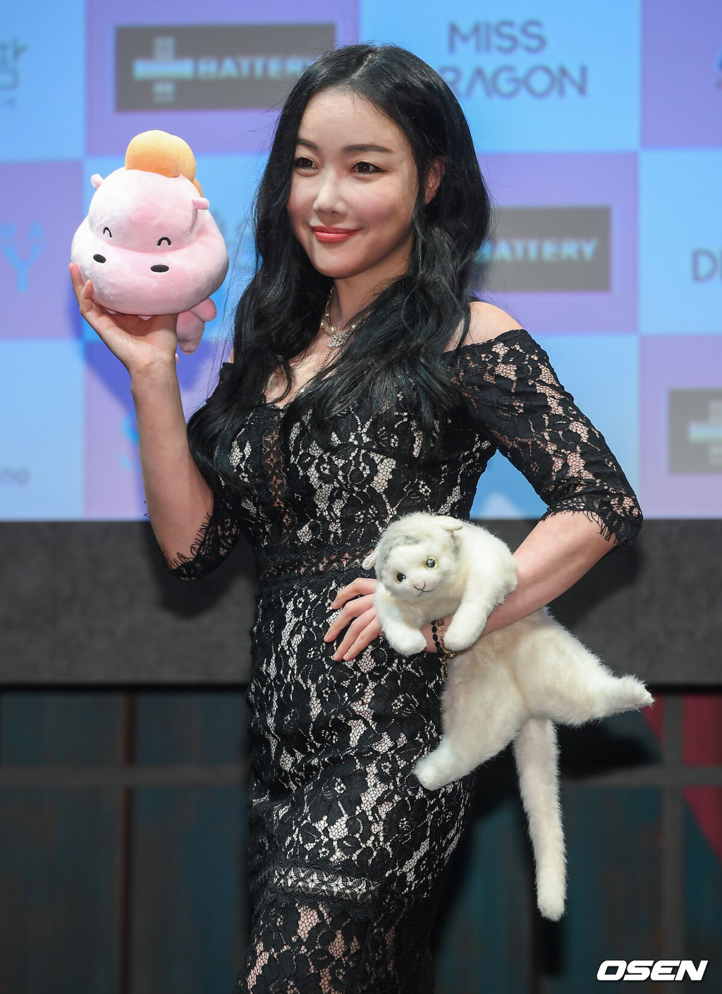 11일 서울 한남동 블루스퀘어에서 핑크히포 론칭행사가 진행됐다.핑크히포는 지치고 힘든 일상에 핑크빛으로 힐링을 전달해주는 캐릭터다. 팝아티스트 낸시랭이 포즈를 취하고 있다. / soul1014@osen.co.kr