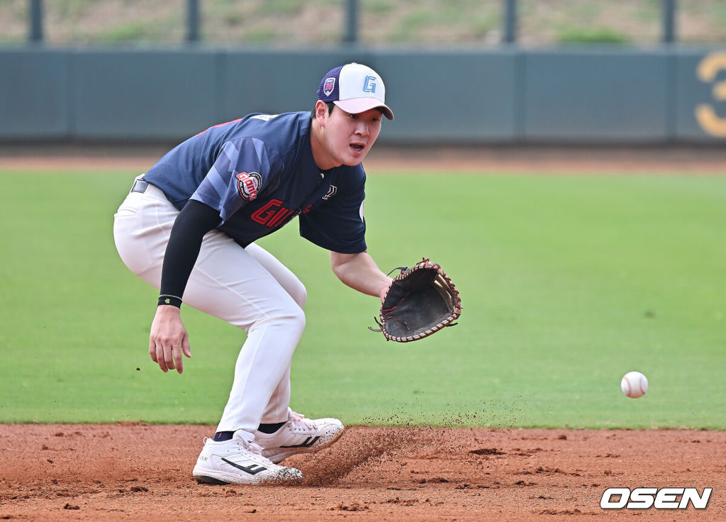 프로야구 롯데 자이언츠가 31일(한국시간) 대만 타이난 아시아-태평양 국제야구센터에 스프링캠프를 차리고 구슬땀을 흘렸다.김태형 감독 등 코치진과 투수 20명, 포수 5명, 내야수 9명, 외야수 7명 등 총 41명의 선수단이 1월 20일까지 1차 캠프에서 체력 강화와 기술 훈련을 치른 뒤 21일부터 3월 5일까지 일본 미야자키로 옮겨 2차 캠프에서 구춘리그에 참가해 실전 감각을 점검한다.롯데 나승엽이 훈련을 하고 있다. 2026.01.31 / foto0307@osen.co.kr