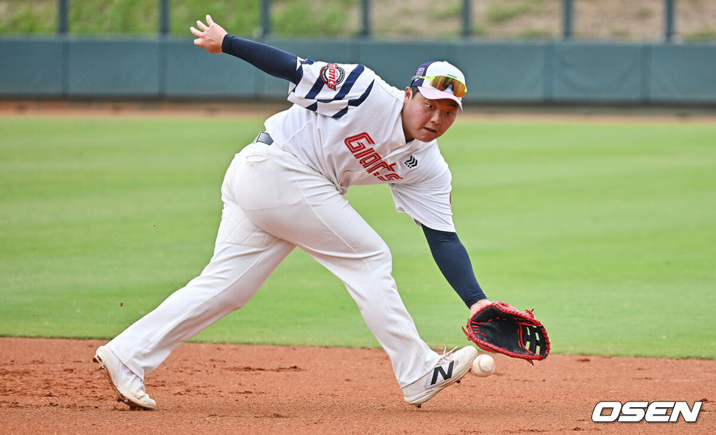 프로야구 롯데 자이언츠가 1일(한국시간) 대만 타이난 아시아-태평양 국제야구센터에 스프링캠프를 차리고 구슬땀을 흘렸다.김태형 감독 등 코치진과 투수 20명, 포수 5명, 내야수 9명, 외야수 7명 등 총 41명의 선수단이 1월 20일까지 1차 캠프에서 체력 강화와 기술 훈련을 치른 뒤 21일부터 3월 5일까지 일본 미야자키로 옮겨 2차 캠프에서 구춘리그에 참가해 실전 감각을 점검한다.롯데 한동희가 수비훈련을 하고 있다. 2026.02.01 / foto0307@osen.co.kr