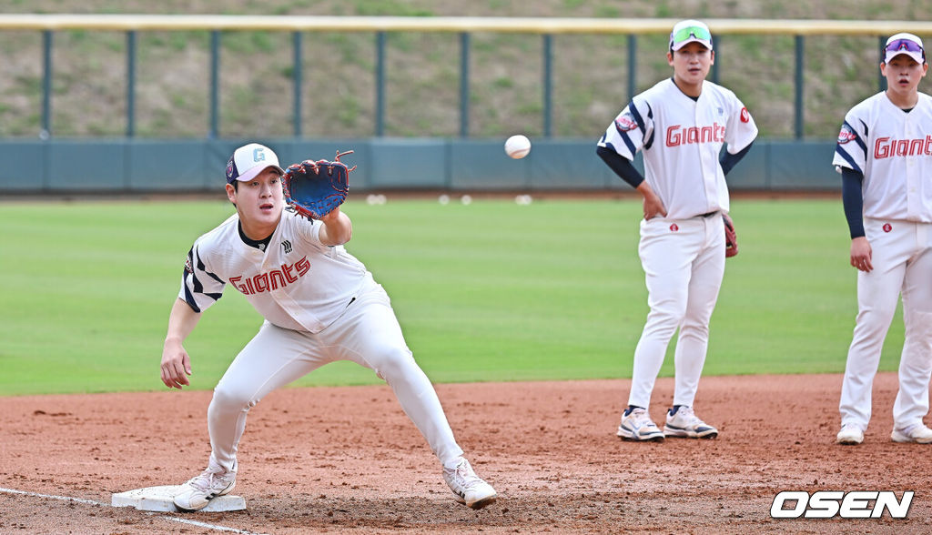 프로야구 롯데 자이언츠가 1일(한국시간) 대만 타이난 아시아-태평양 국제야구센터에 스프링캠프를 차리고 구슬땀을 흘렸다.김태형 감독 등 코치진과 투수 20명, 포수 5명, 내야수 9명, 외야수 7명 등 총 41명의 선수단이 1월 20일까지 1차 캠프에서 체력 강화와 기술 훈련을 치른 뒤 21일부터 3월 5일까지 일본 미야자키로 옮겨 2차 캠프에서 구춘리그에 참가해 실전 감각을 점검한다.롯데 나승엽이 3루 수비 훈련을 하고 있다. 2026.02.01 / foto0307@osen.co.kr