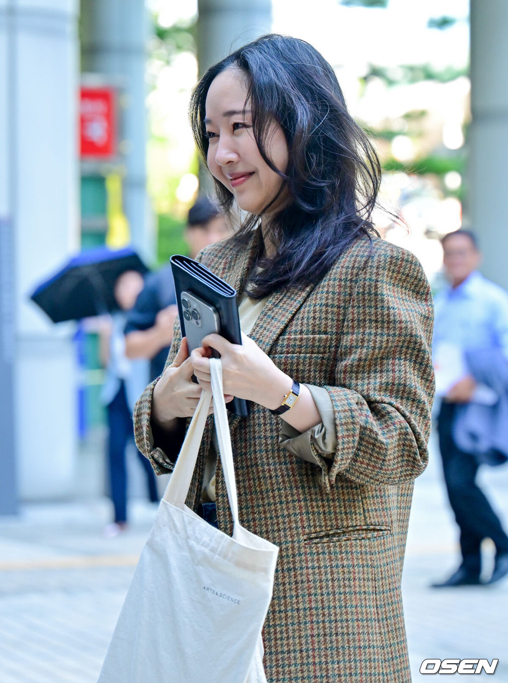 11일 서울중앙지방법원 형사31부가 하이브가 민희진 전 어도어 대표를 상대로 제기한 주주간계약 해지 확인 소송과, 민희진 전 대표가 하이브를 상대로 낸 풋옵션 관련 주식매매대금 청구 소송의 마지막 변론기일을 진행했다.재판부는 하이브 측 증인 신문과 구두 변론을 마친 뒤 선고기일을 정할 예정이다. 앞서 지난 6월 열린 3차 변론에서 하이브는 민희진 전 대표가 뉴진스 멤버 부모들을 회유하고 세세한 지시를 내리며 입장을 조율했다고 주장하며, 이는 ‘뉴진스 빼가기’ 계획의 일환으로 주주간계약 위반에 해당한다고 강조했다.민 전 대표는 지난해 4월부터 하이브와 법적 갈등을 이어오고 있으며, 하이브는 경영권 탈취와 배임 의혹 등을 이유로 감사에 착수했다. 반면 민 전 대표는 뉴진스 콘셉트 표절 문제가 갈등의 핵심이라고 맞서며 양측의 대립이 심화됐다.민희진 전 대표가 출석하고 있다. 2025.09.11 / soul1014@osen.co.kr