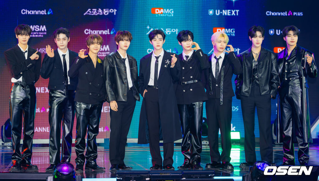 11일 오후 서울 성북구 고려대학교 화정체육관에서 '제2회 디 어워즈(D AWARDS with upick)' 레드카펫 행사가 열렸다. 이 행사에는 3MC인 이종원, 신예은, 명재현과 함께 가수 최립우, 에이엠피(AxMxP), 아홉(AHOF), 킥플립(KickFlip), 이즈나(izna), 넥스지(NEXZ), 하이파이유니콘(Hi-Fi Un!corn), 큐더블유이알(QWER), 피프티피프티(FIFTY FIFTY), 82메이저(82MAJOR), 싸이커스(xikers), 피원하모니(P1Harmony), 엔시티 위시(NCT WISH), 제로베이스원(ZEROBASEONE), 보이넥스트도어(BOYNEXTDOOR), 엔하이픈(ENHYPEN) 등 이 참석했다.제로베이스원이 입장하며 포즈를 취하고 있다. 2026.02.11 / rumi@osen.co.kr