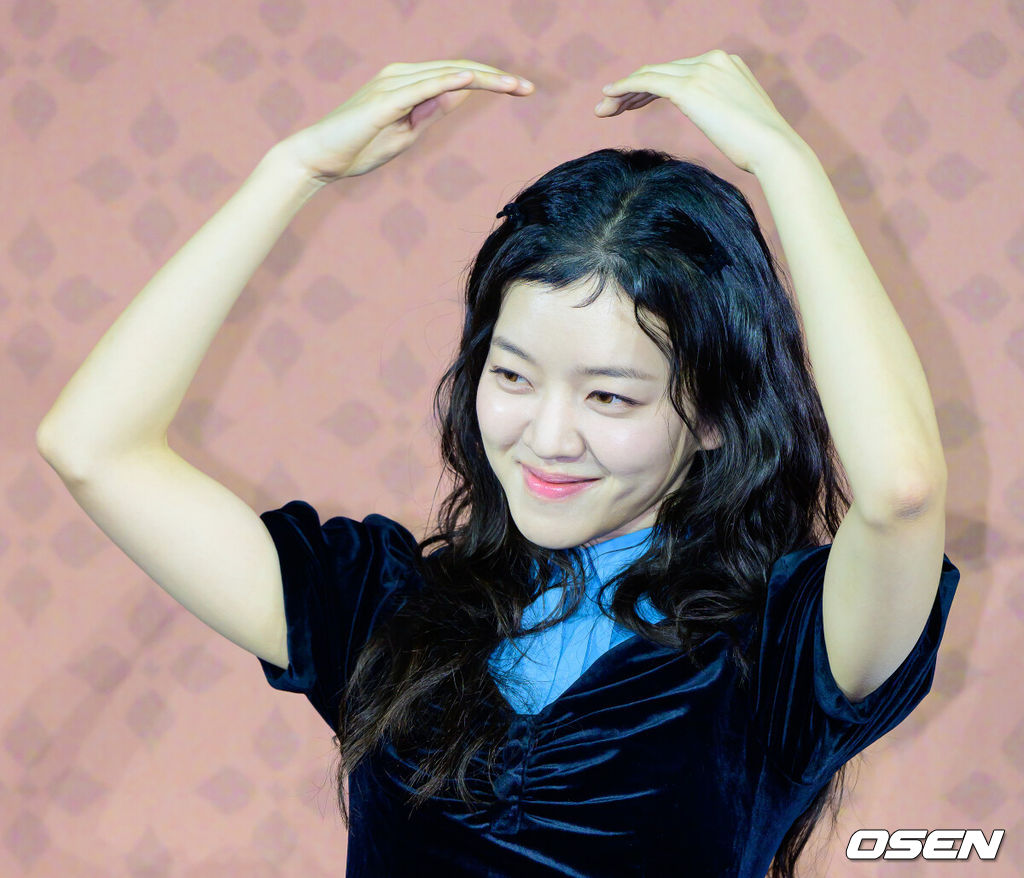 12일 오전 서울 강남구 삼성동 메가박스 코엑스에서 넷플릭스 영화 '파반느' 제작보고회가 열렸다.세 청춘의 삶과 사랑을 그린 달콤하고도 씁쓸한 스토리, 고아성, 변요한, 문상민의 매력적인 케미스트리, 이종필 감독만의 독창적이고 섬세한 시선으로 담아낸 청춘 멜로로 모두의 마음을 적실 영화 '파반느'는 20일 공개된다.배우 고아성이 포토타임을 하고  있다. 2026.02.12 /jpnews@osen.co.kr