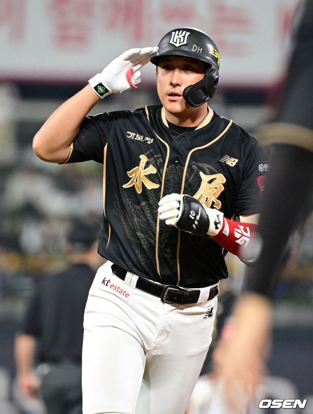 9일 오후 수원 KT 위즈 파크에서 ‘2025 신한 SOL BANK KBO리그’ KT 위즈와 두산베어스의 경기가 열렸다. 이날 경기 KT는 소형준을, 두산은 곽빈을 선발투수로 내세웠다.7회말 1사 1,3루에서 KT 황재균이 적시타를 날린 뒤 세리머니를 하고 있다. 2025.09.09 /cej@osen.co.kr