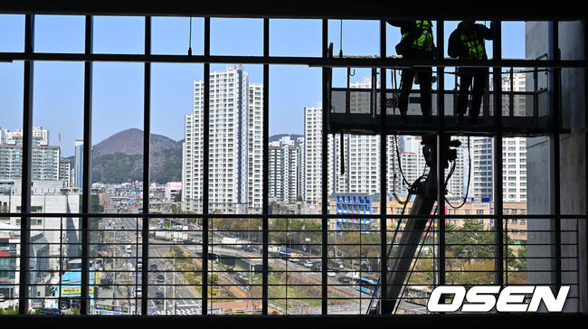 [OSEN=창원, 이석우 기자] 지난달 29일 LG 트윈스와 NC 다이노스와의 경기 중 3루 내야석 매점 부근 약 4층 높이에 있던 알루미늄 '루버'가 떨어져 관중이 사망하는 사고가 발생했다. 해당 사고의 여파로 지난 30일 LG와 NC의 경기는 즉각 취소됐고, 1일부터 3일까지 열리는 SSG 랜더스와의 경기는 3연전을 모두 취소했다. 또한 피해자 애도를 위해 1일 모든 경기는 전면 취소됐다. 관계자들이 사다리차를 이용해 창원NC파크 안전 점검을 하고 있다. 2025.04.01 / foto0307@osen.co.kr