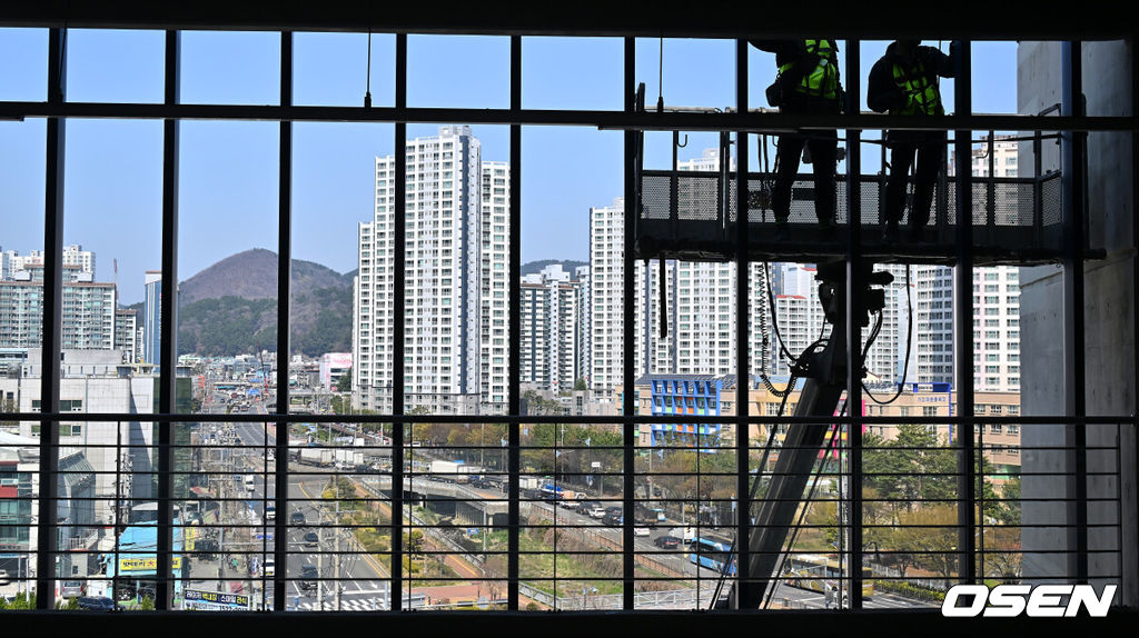 지난달 29일 LG 트윈스와 NC 다이노스와의 경기 중 3루 내야석 매점 부근 약 4층 높이에 있던 알루미늄 '루버'가 떨어져 관중이 사망하는 사고가 발생했다. 해당 사고의 여파로 지난 30일 LG와 NC의 경기는 즉각 취소됐고, 1일부터 3일까지 열리는 SSG 랜더스와의 경기는 3연전을 모두 취소했다. 또한 피해자 애도를 위해 1일 모든 경기는 전면 취소됐다. 관계자들이 사다리차를 이용해 창원NC파크 안전 점검을 하고 있다. 2025.04.01 / foto0307@osen.co.kr