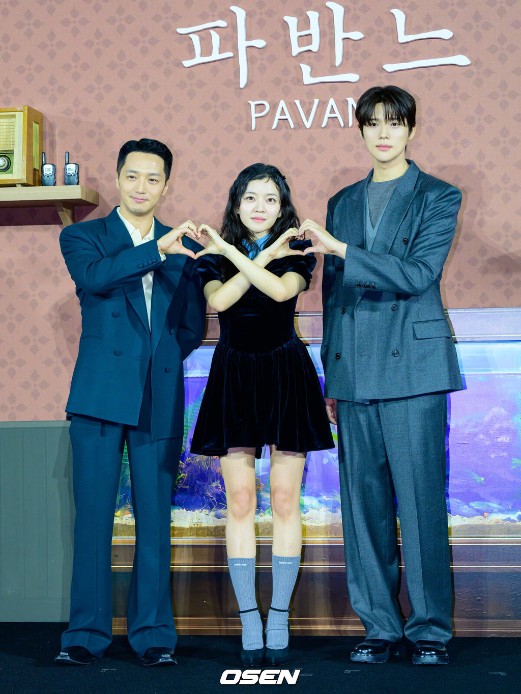 12일 오전 서울 강남구 삼성동 메가박스 코엑스에서 넷플릭스 영화 '파반느' 제작보고회가 열렸다.세 청춘의 삶과 사랑을 그린 달콤하고도 씁쓸한 스토리, 고아성, 변요한, 문상민의 매력적인 케미스트리, 이종필 감독만의 독창적이고 섬세한 시선으로 담아낸 청춘 멜로로 모두의 마음을 적실 영화 '파반느'는 20일 공개된다.배우 변요한, 고아성, 문상민이 포토타임을 하고  있다. 2026.02.12 /jpnews@osen.co.kr