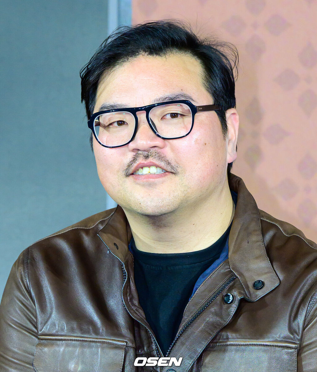 12일 오전 서울 강남구 삼성동 메가박스 코엑스에서 넷플릭스 영화 '파반느' 제작보고회가 열렸다.세 청춘의 삶과 사랑을 그린 달콤하고도 씁쓸한 스토리, 고아성, 변요한, 문상민의 매력적인 케미스트리, 이종필 감독만의 독창적이고 섬세한 시선으로 담아낸 청춘 멜로로 모두의 마음을 적실 영화 '파반느'는 20일 공개된다.이종필 감독이 간담회를 하고  있다. 2026.02.12 /jpnews@osen.co.kr