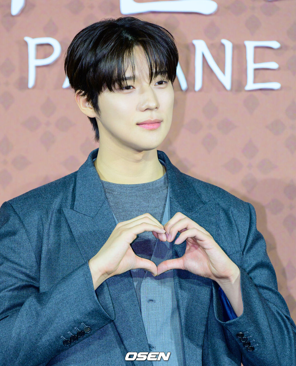 12일 오전 서울 강남구 삼성동 메가박스 코엑스에서 넷플릭스 영화 '파반느' 제작보고회가 열렸다.세 청춘의 삶과 사랑을 그린 달콤하고도 씁쓸한 스토리, 고아성, 변요한, 문상민의 매력적인 케미스트리, 이종필 감독만의 독창적이고 섬세한 시선으로 담아낸 청춘 멜로로 모두의 마음을 적실 영화 '파반느'는 20일 공개된다.배우 문상민이 포토타임을 하고  있다. 2026.02.12 /jpnews@osen.co.kr