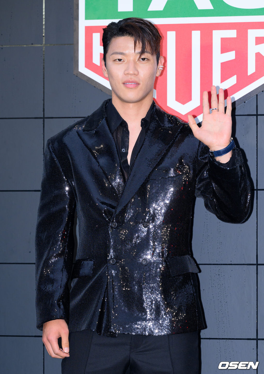 25일 오후 서울 문화비축기지에서 스위스 럭셔리 워치메이커의 갈라 디너 이벤트가 열렸다.이날 행사에는 에이티즈 산, 배우 박민영, 배우 한효주, 배우 박형식, 방송인 덱스, 방송인 송해나, 모델 최현준, 배우 이호정, 전 야구선수 추신수, 축구선수 황희찬, 전 스피드스케이팅 선수 이상화, 전 스켈레톤 선수 윤성빈, 전 체조선수 손연재, 스노우보드 월드챔피온 이채운, 근대 5종 선수 전웅태 등이 참석해 자리를 빛냈다.축구선수 황희찬이 포토타임을 가지고 있다. 2025.06.25 /sunday@osen.co.kr