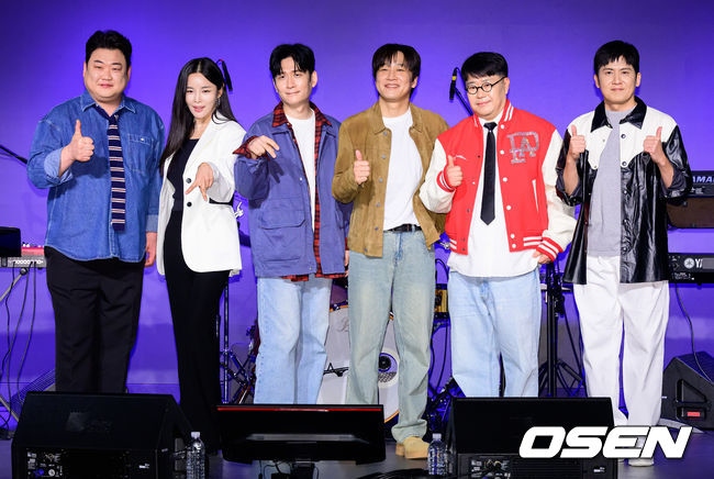 12일 오후 서울 종로구 동숭동 SA Hall에서 아묻따밴드 첫 디지털 싱글 ‘알고 있잖아’ 발매 기념 쇼케이스가 열렸다.  아묻따밴드는 홍경민(리더·베이스), 조영수(키보드), 차태현(객원 보컬), 전인혁(기타), 김준현(드럼), 조정민(피아노)으로 구성됐다.  아묻따밴드가 포토타임을 하고 있다. 2026.02.12 /jpnews@osen.co.kr