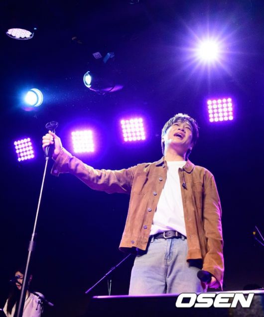 12일 오후 서울 종로구 동숭동 SA Hall에서 아묻따밴드 첫 디지털 싱글 ‘알고 있잖아’ 발매 기념 쇼케이스가 열렸다.  아묻따밴드는 홍경민(리더·베이스), 조영수(키보드), 차태현(객원 보컬), 전인혁(기타), 김준현(드럼), 조정민(피아노)으로 구성됐다.  아묻따밴드가 포토타임을 하고 있다. 2026.02.12 /jpnews@osen.co.kr