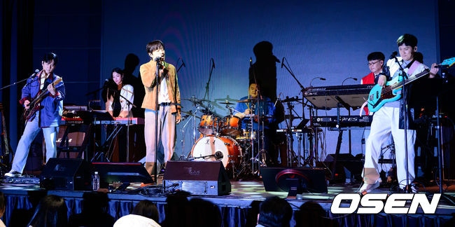 12일 오후 서울 종로구 동숭동 SA Hall에서 아묻따밴드 첫 디지털 싱글 ‘알고 있잖아’ 발매 기념 쇼케이스가 열렸다.  아묻따밴드는 홍경민(리더·베이스), 조영수(키보드), 차태현(객원 보컬), 전인혁(기타), 김준현(드럼), 조정민(피아노)으로 구성됐다.  아묻따밴드가 포토타임을 하고 있다. 2026.02.12 /jpnews@osen.co.kr