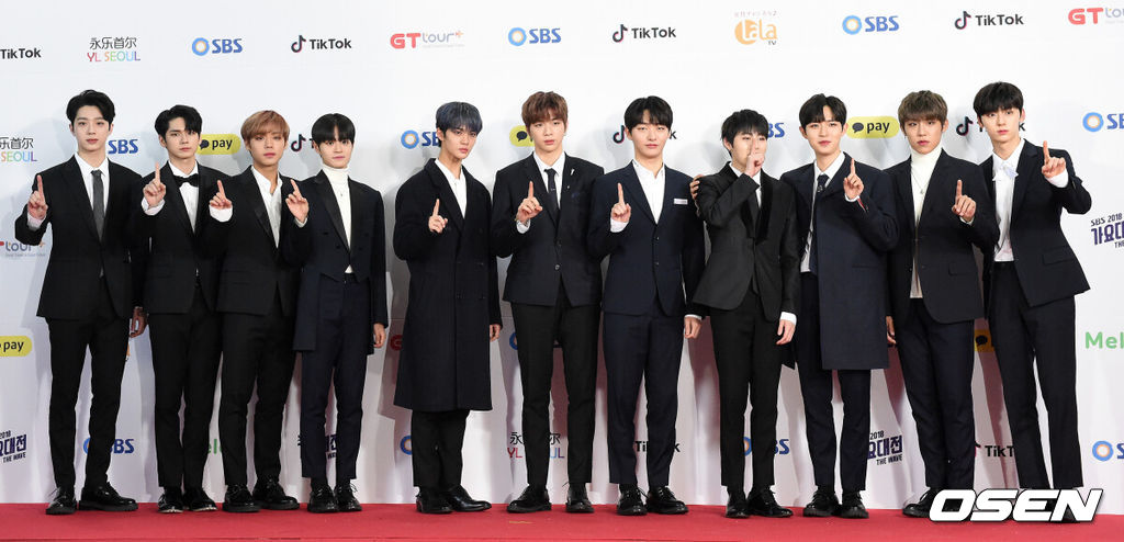 가수 워너원이 25일 오후 서울 고척스카이돔에서 열린 '2018 SBS 가요대전'에 참석해 레드카펫 행사를 갖고 있다. /jpnews@osen.co.kr