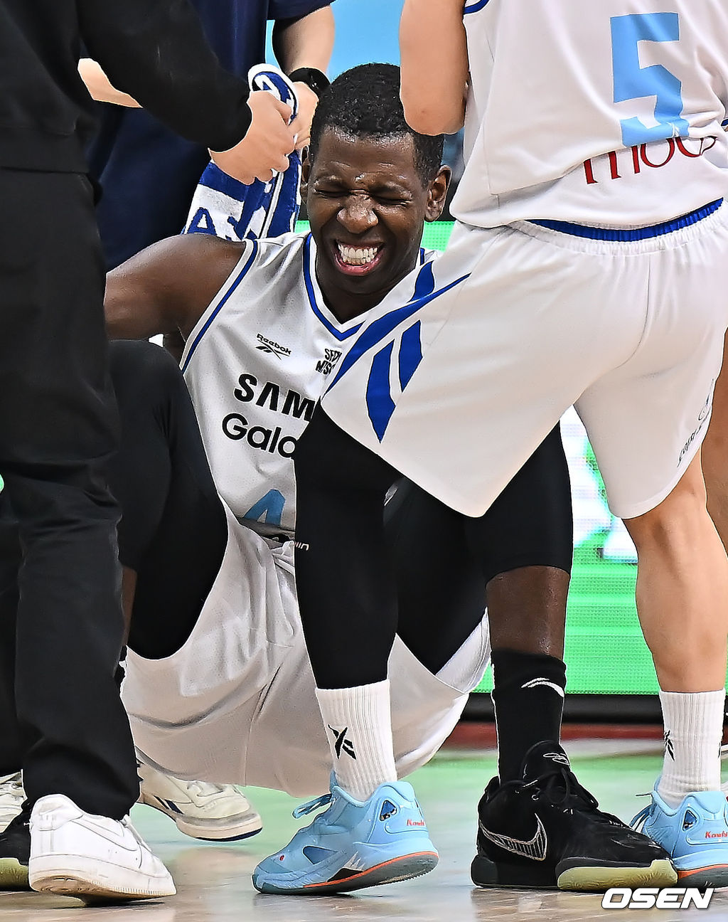 12일 울산 동천체육관에서 2025-2026 LG전자 프로농구 울산 현대모비스와 서울 삼성의 경기가 열렸다.  감독의 이행 의무를 위반한 서울 삼성 김효범 감독이 제재금 300만 원의 징계를 받은 가운데, 12일 재정위원회에서도 별도 소명 없이 울산동천체육관에서 울산 현대모비스전을 준비한 것으로 전해졌다.서울 삼성 앤드류 니콜슨이 부상을 당해 괴로워하고 있다. 2026.02.12 / foto0307@osen.co.kr