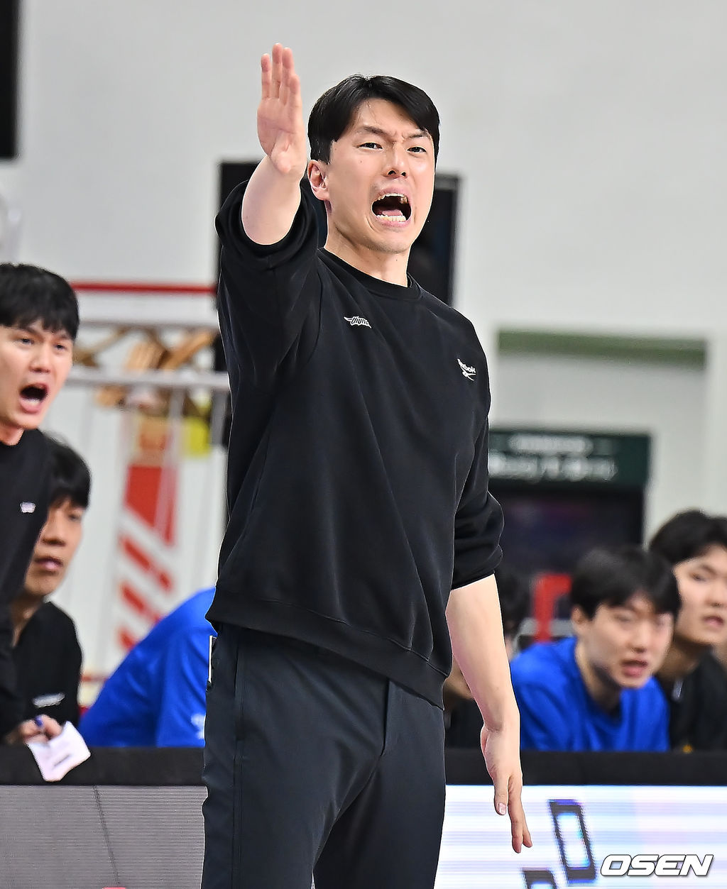 12일 울산 동천체육관에서 2025-2026 LG전자 프로농구 울산 현대모비스와 서울 삼성의 경기가 열렸다.  감독의 이행 의무를 위반한 서울 삼성 김효범 감독이 제재금 300만 원의 징계를 받은 가운데, 12일 재정위원회에서도 별도 소명 없이 울산동천체육관에서 울산 현대모비스전을 준비한 것으로 전해졌다.서울 삼성 김효범 감독이 선수들을 독려하고 있다. 2026.02.12 / foto0307@osen.co.kr