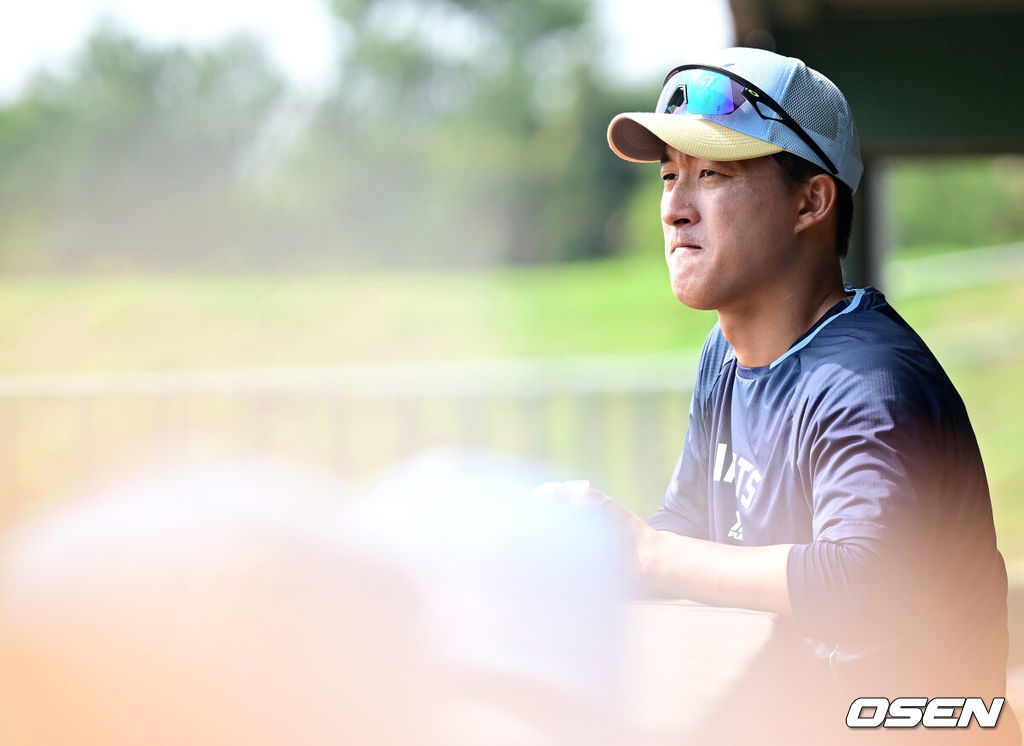 롯데 퓨처스 선수단이 21일(한국시간) 대만 타이난 아시아-태평양 국제야구센터에서 진행된 2025 시즌 스프링캠프에서 대만 프로야구팀 라쿠텐 몽키스와 연습경기를 가졌다.김용희 퓨처스 감독이 이끄는 선수단은 강도 높은 체력 훈련과 기술 훈련을 소화한 뒤 실전 감각을 끌어올리기 위해 대만 프로팀과 9차례 연습경기를 가질 계획이다. 롯데 노진혁이 훈련을 마친 뒤 숨을 고르고 있다. 2025.02.21 / dreamer@osen.co.kr