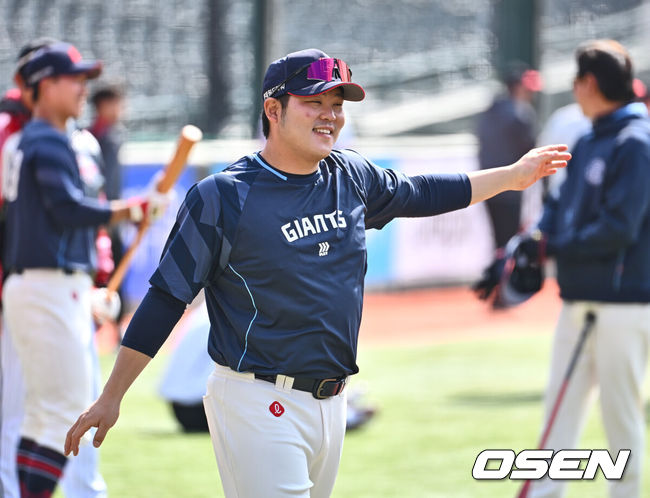 [OSEN=부산, 이석우 기자] 10일 부산 사직야구장에서 2025 신한 SOL 뱅크 KBO 리그 롯데 자이언츠와 LG 트윈스의 시범경기가 열린다. 롯데 자이언츠 한현희가 밝은 표정으로 훈련을 하고 있다. 2025.03.10 / foto0307@osen.co.kr