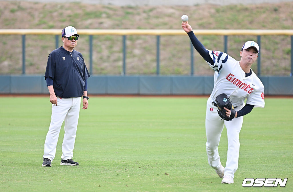 프로야구 롯데 자이언츠가 1일(한국시간) 대만 타이난 아시아-태평양 국제야구센터에 스프링캠프를 차리고 구슬땀을 흘렸다.김태형 감독 등 코치진과 투수 20명, 포수 5명, 내야수 9명, 외야수 7명 등 총 41명의 선수단이 1월 20일까지 1차 캠프에서 체력 강화와 기술 훈련을 치른 뒤 21일부터 3월 5일까지 일본 미야자키로 옮겨 2차 캠프에서 구춘리그에 참가해 실전 감각을 점검한다.롯데 김태형 감독이 박정민의 투구를 지켜보고 있다. 2026.02.01 / foto0307@osen.co.kr