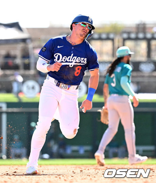 [OSEN=애리조나(미국), 이대선 기자] 26일(한국시간) 미국 애리조나주 글렌데일 캐멀백 랜치에서 2025 메이저리그 시범경기 LA 다저스와 시애틀 매리너스의 경기가 열렸다.김혜성은 다저스와 최대 3+2년 2200만 달러(약 320억원) 계약에 합의하며 메이저리그 진출에 성공했다.3회말 1사 1루에서 LA 다저스 미겔 로하스가 중전 적시 2루타 때 1루주자 키케 에르난데스가 홈으로 쇄도하고 있다. 2025.02.26 / sunday@osen.co.kr