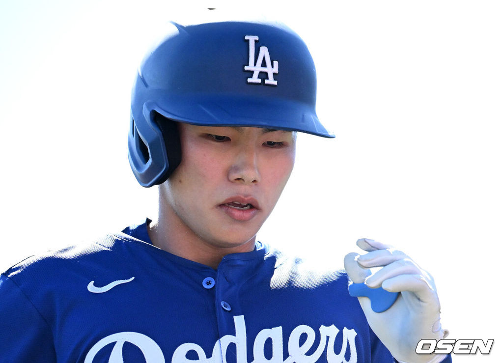 26일(한국시간) 미국 애리조나주 글렌데일 캐멀백 랜치에서 2025 메이저리그 시범경기 LA 다저스와 시애틀 매리너스의 경기가 열렸다.김혜성은 다저스와 최대 3+2년 2200만 달러(약 320억원) 계약에 합의하며 메이저리그 진출에 성공했다.4회말 1사에서 LA 다저스 김혜성이 외야플라이로 물러나고 있다. 2025.02.26 / sunday@osen.co.kr