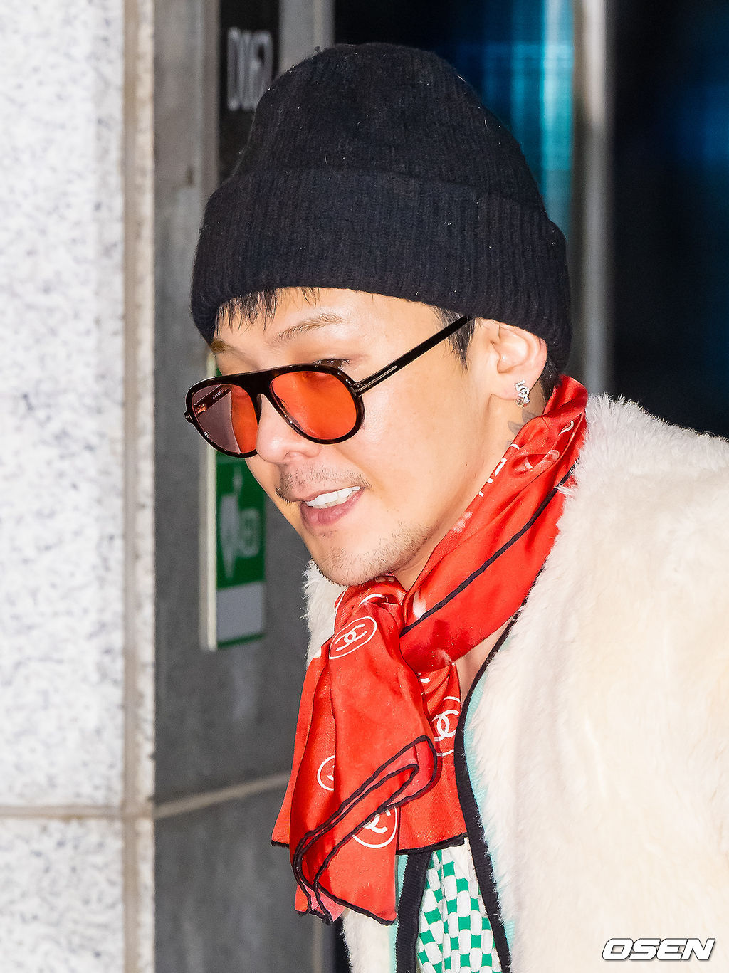 가수 지드래곤(G-DRAGON)이 12일 서울김포비지니스항공센터를 통해 팬미팅 참석 차 일본 요코하마로 출국했다.지드래곤은 오는 13일부터 15일까지 일본 요코하마 피아 아레나 MM(PIA ARENA MM)에서 단독 팬미팅 ‘2026 지드래곤 팸 미팅 [팸+일리 : 패밀리 : 팸 아이 러브 유]’를 개최한다. 이어 21일과 22일에는 태국 방콕 바이텍(BITEC)에서 현지 팬들과 뜨거운 만남을 이어갈 예정이다. 지드래곤이 차에서 내려 출국장으로 이동하고 있다.   2026.02.12 / soul1014@osen.co.kr
