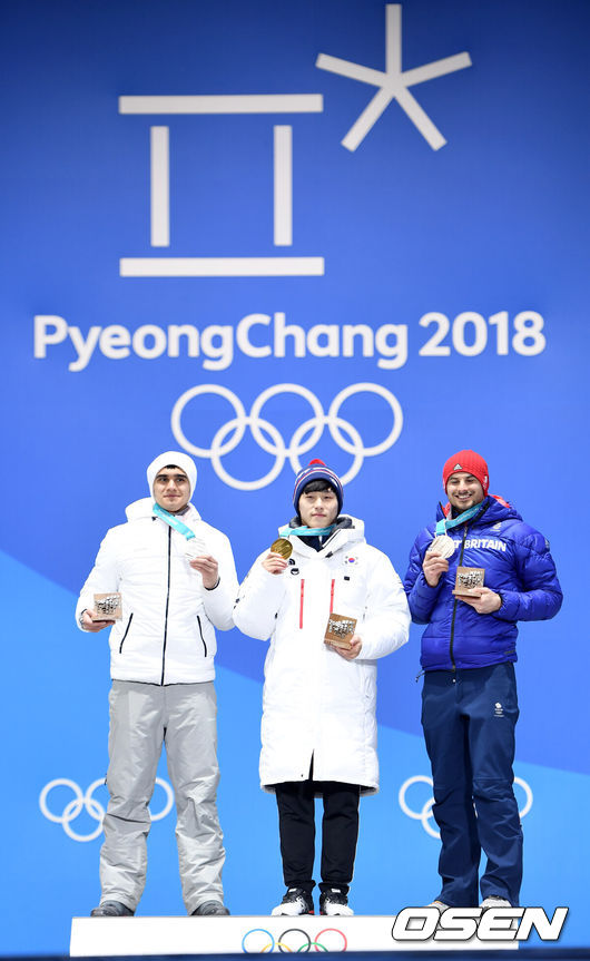 [OSEN=평창, 이대선 기자] 16일 오후 강원도 평창 메달플라자에서 열린 '2018 평창동계올림픽' 스켈레톤 남자 시상식, 금메달을 거머쥔 윤성빈(가운데)이 은메달 OAR 니키타 트레기보프, 동메달 영국 돔 파슨스와 함께 포즈를 취하고 있다. /sunday@osen.co.kr