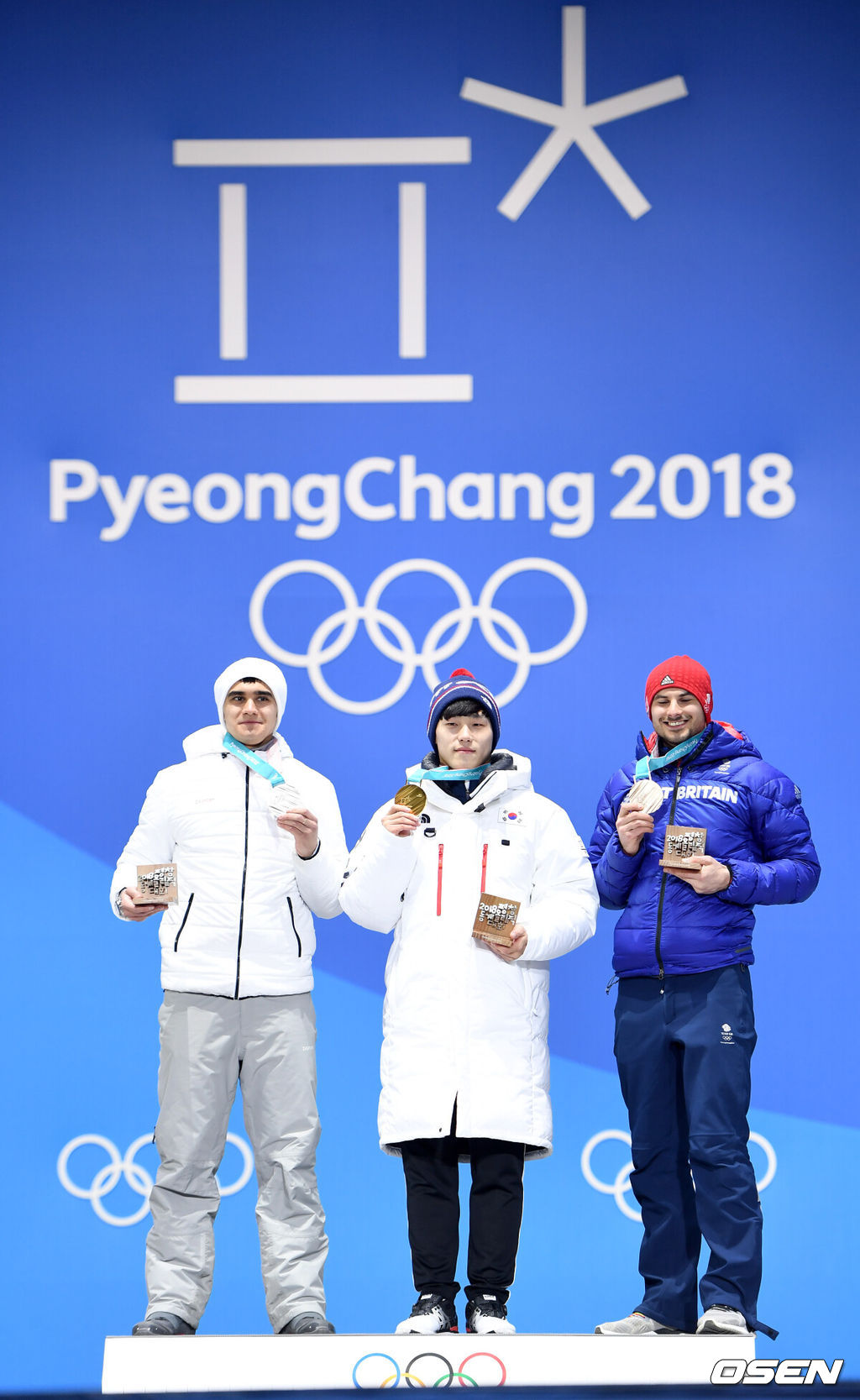 16일 오후 강원도 평창 메달플라자에서 열린 '2018 평창동계올림픽' 스켈레톤 남자 시상식, 금메달을 거머쥔 윤성빈(가운데)이 은메달 OAR 니키타 트레기보프, 동메달 영국 돔 파슨스와 함께 포즈를 취하고 있다. /sunday@osen.co.kr