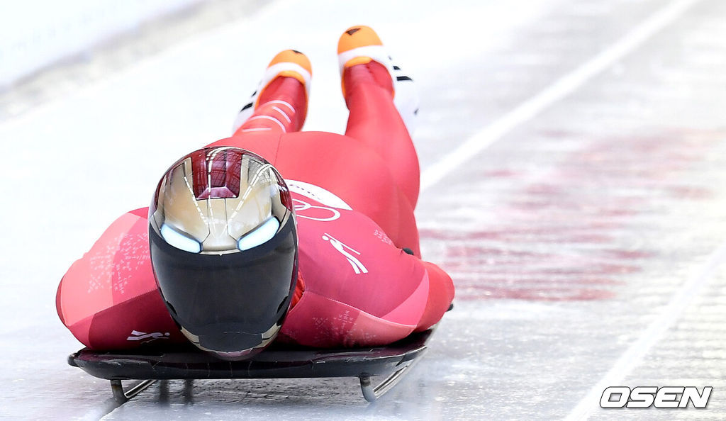 한국 스켈레톤 간판 윤성빈(24·강원도청)이 16일 오전 강원도 평창군 올림픽 슬라이딩 센터에서 열린 '2018 평창올림픽 스켈레톤 남자 1인승' 3차에 출전, 힘차게 스타트를 하고 있다. /rumi@osen.co.kr<br /><br />