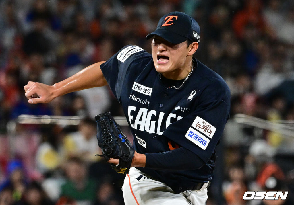 3일 수원 KT위즈파크에서 ‘2025 신한 SOL Bank KBO리그’ KT 위즈와 한화 이글스의 시즌 최종전이 열렸다.KT가 오늘 경기를 승리하더라도 NC가 창원에서 SSG 랜더스를 제압하면 NC가 5위로 가을야구 막차를 탄다. KT가 5위가 될 수 있는 경우의 수는 총 3가지로, KT가 한화를 꺾고 NC가 SSG에 패하거나 무승부를 거두면 KT가 6년 연속 가을 무대를 밟는다. KT가 무승부를 거두고 NC가 패해도 5위는 KT의 차지다. 한화전을 내줄 경우 창원 경기 결과와 관계없이 가을야구 진출이 좌절된다.한화 선발 박준영이 5회말 2사 만루에서 KT 장성우를 삼진으로 돌려세우고 있다. 2025.10.03 /cej@osen.co.kr