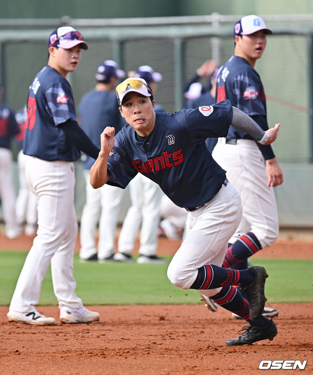 프로야구 롯데 자이언츠가 31일(한국시간) 대만 타이난 아시아-태평양 국제야구센터에 스프링캠프를 차리고 구슬땀을 흘렸다.김태형 감독 등 코치진과 투수 20명, 포수 5명, 내야수 9명, 외야수 7명 등 총 41명의 선수단이 1월 20일까지 1차 캠프에서 체력 강화와 기술 훈련을 치른 뒤 21일부터 3월 5일까지 일본 미야자키로 옮겨 2차 캠프에서 구춘리그에 참가해 실전 감각을 점검한다.롯데 김동혁이 훈련을 하고 있다. 2026.01.31 / foto0307@osen.co.kr