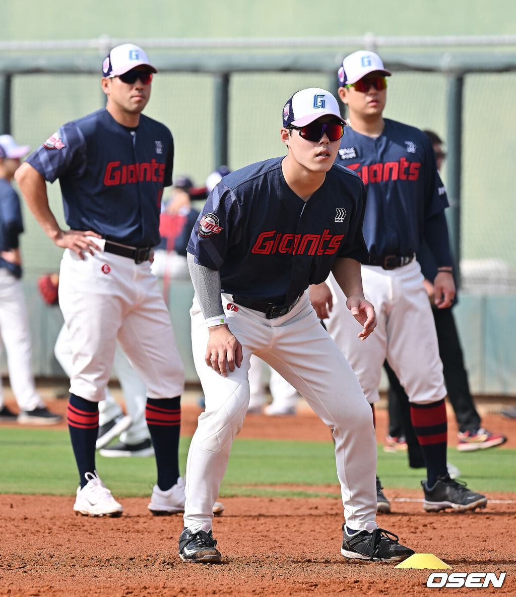 프로야구 롯데 자이언츠가 31일(한국시간) 대만 타이난 아시아-태평양 국제야구센터에 스프링캠프를 차리고 구슬땀을 흘렸다.김태형 감독 등 코치진과 투수 20명, 포수 5명, 내야수 9명, 외야수 7명 등 총 41명의 선수단이 1월 20일까지 1차 캠프에서 체력 강화와 기술 훈련을 치른 뒤 21일부터 3월 5일까지 일본 미야자키로 옮겨 2차 캠프에서 구춘리그에 참가해 실전 감각을 점검한다.롯데 고승민이 훈련하고 있다. 2026.01.31 / foto0307@osen.co.kr