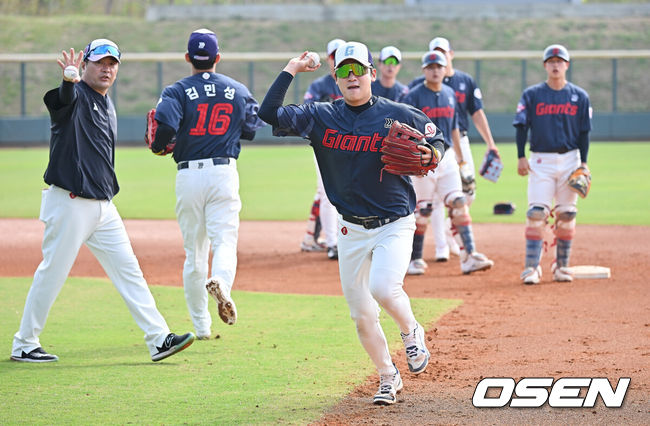 [OSEN=타이난(대만) , 이석우 기자] 프로야구 롯데 자이언츠가 2일(한국시간) 대만 타이난 아시아-태평양 국제야구센터에 스프링캠프를 차리고 구슬땀을 흘렸다.김태형 감독 등&nbsp;코치진과 투수&nbsp;20명,&nbsp;포수&nbsp;5명,&nbsp;내야수&nbsp;9명,&nbsp;외야수&nbsp;7명 등 총&nbsp;41명의 선수단이 1월 20일까지 1차 캠프에서 체력 강화와 기술 훈련을 치른 뒤 21일부터 3월 5일까지 일본 미야자키로 옮겨 2차 캠프에서 구춘리그에 참가해 실전 감각을 점검한다.롯데 김세민이 수비 훈련을 하고 있다. 2026.02.02 / foto0307@osen.co.kr