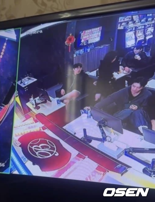 롯데 자이언츠 구단은 13일 '선수 면담 및 사실 관계 파악 결과 확인된 나승엽, 고승민, 김동혁, 김세민 선수가 해당 국가에서 불법으로 분류되어 있는 장소에 방문한 것을 확인했다'며 '이유를 불문하고 KBO와 구단 내규에 어긋나는 행위를 저지른 해당 선수 4명을 즉각 귀국 조치할 예정'이라고 공식 발표했다. 온라인 커뮤티니 캡쳐