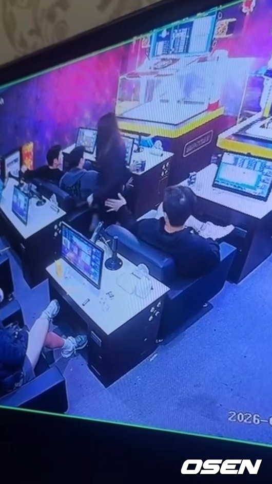 롯데 자이언츠 구단은 13일 '선수 면담 및 사실 관계 파악 결과 확인된 나승엽, 고승민, 김동혁, 김세민 선수가 해당 국가에서 불법으로 분류되어 있는 장소에 방문한 것을 확인했다'며 '이유를 불문하고 KBO와 구단 내규에 어긋나는 행위를 저지른 해당 선수 4명을 즉각 귀국 조치할 예정'이라고 공식 발표했다. 온라인 커뮤티니 캡쳐