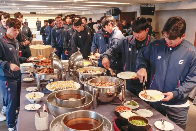 12일 저녁, 롯데 선수들이 대만 스프링캠프 숙소에서 특식을 즐기고 있다. / 롯데 자이언츠 제공