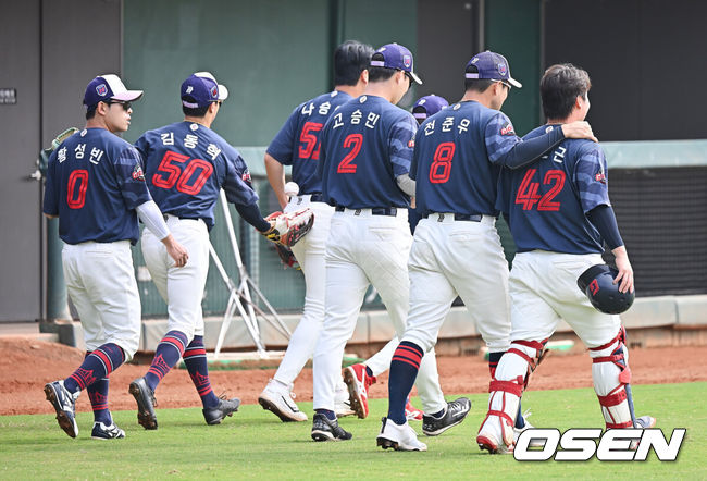 [OSEN=타이난(대만) , 이석우 기자] 프로야구 롯데 자이언츠가 2일(한국시간) 대만 타이난 아시아-태평양 국제야구센터에 스프링캠프를 차리고 구슬땀을 흘렸다. 김태형 감독 등&nbsp;코치진과 투수&nbsp;20명,&nbsp;포수&nbsp;5명,&nbsp;내야수&nbsp;9명,&nbsp;외야수&nbsp;7명 등 총&nbsp;41명의 선수단이 1월 20일까지 1차 캠프에서 체력 강화와 기술 훈련을 치른 뒤 21일부터 3월 5일까지 일본 미야자키로 옮겨 2차 캠프에서 구춘리그에 참가해 실전 감각을 점검한다. 롯데 선수들이 아침 운동 시작을 위해 몸을 풀러 가고 있다. 2026.02.02 / foto0307@osen.co.kr