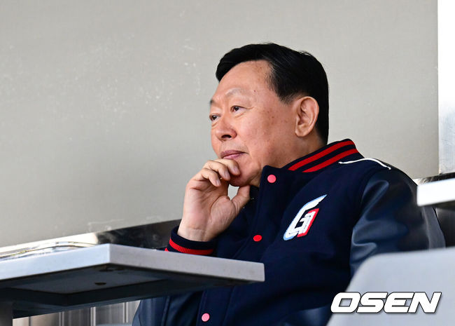 [OSEN=잠실, 김성락 기자] 25일 오후 서울 잠실야구장에서 ‘2025 신한 SOL Bank KBO리그’ 두산 베어스와 롯데 자이언츠의 경기가 열렸다.홈팀 두산은 최원준, 원정팀 롯데는 데이비슨을 선발로 내세웠다. 경기장을 방문한 롯데 신동빈 회장이 경기를 지켜보고 있다.  2025.04.25/ ksl0919@osen.co.kr
