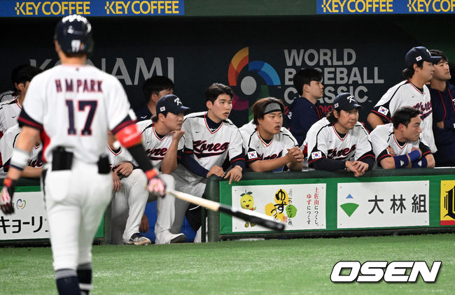  한국이 9일 일본 도쿄돔에서 열린 ‘2023 월드베이스볼클래식(WBC)’ 1라운드 B조 첫 경기 호주와의 경기에서 7-8 역전패를 당했다. 대표팀 선수들이 9회말 2사 1루에서 에드먼의 2루 도루 비디오 판독 결과를 지켜보고 있다. 아웃으로 원심 유지되며 경기 종료. 2023.03.09 /spjj@osen.co.kr