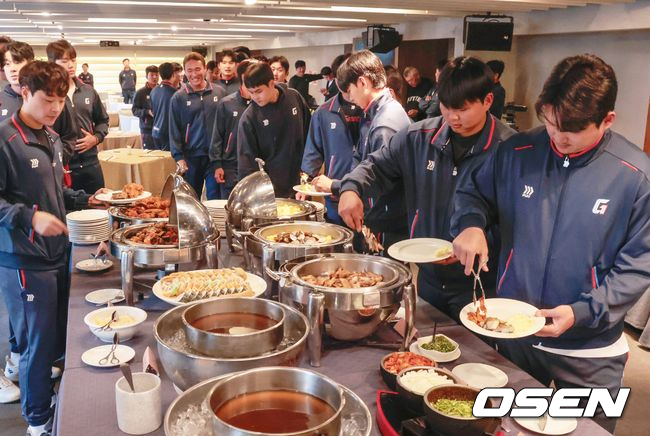 롯데 선수들이 11일 대만 스프링캠프 숙소에서 특식을 즐기고 있다. / 롯데 자이언츠 제공롯데 자이언츠 제공
