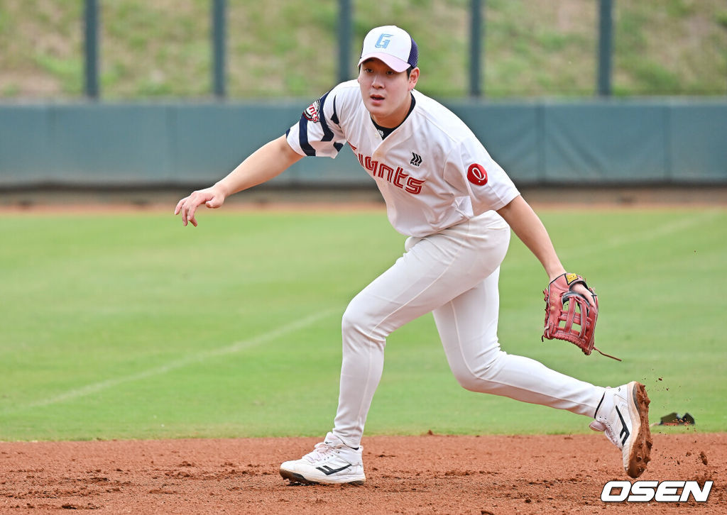 프로야구 롯데 자이언츠가 1일(한국시간) 대만 타이난 아시아-태평양 국제야구센터에 스프링캠프를 차리고 구슬땀을 흘렸다.김태형 감독 등 코치진과 투수 20명, 포수 5명, 내야수 9명, 외야수 7명 등 총 41명의 선수단이 1월 20일까지 1차 캠프에서 체력 강화와 기술 훈련을 치른 뒤 21일부터 3월 5일까지 일본 미야자키로 옮겨 2차 캠프에서 구춘리그에 참가해 실전 감각을 점검한다.롯데 나승엽이 3루 수비훈련을 하고 있다. 2026.02.01 / foto0307@osen.co.kr